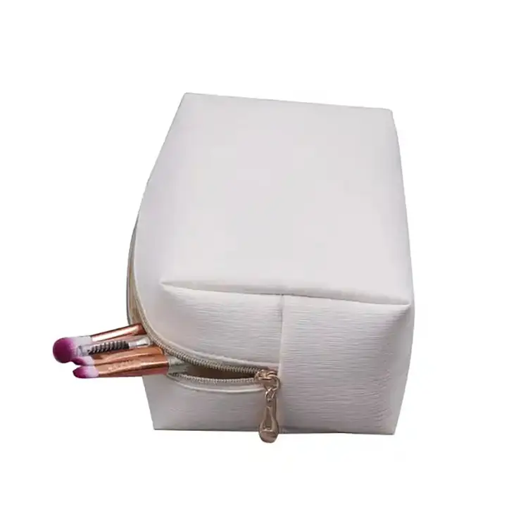 white-minimalist-makeup-pouch (3)